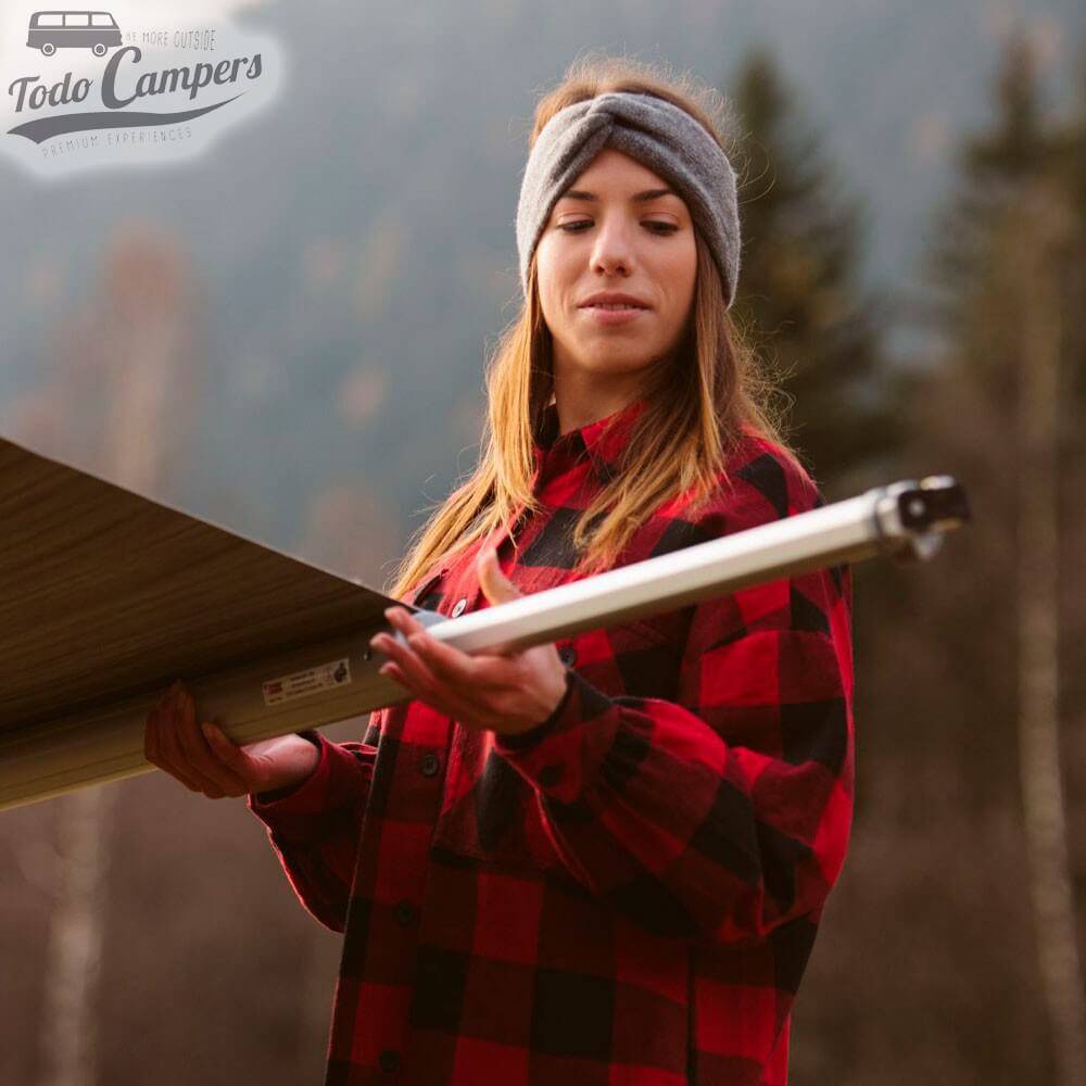 Paso 4 Instalación Toldo F35 Pro: Sacar las patas del interior y abrirlas