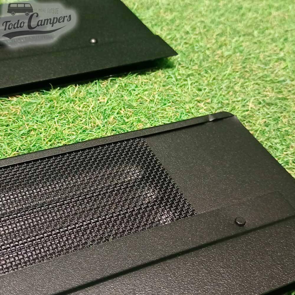 airvents con mosquitera de aluminio negro para evitar la entrada de insectos.