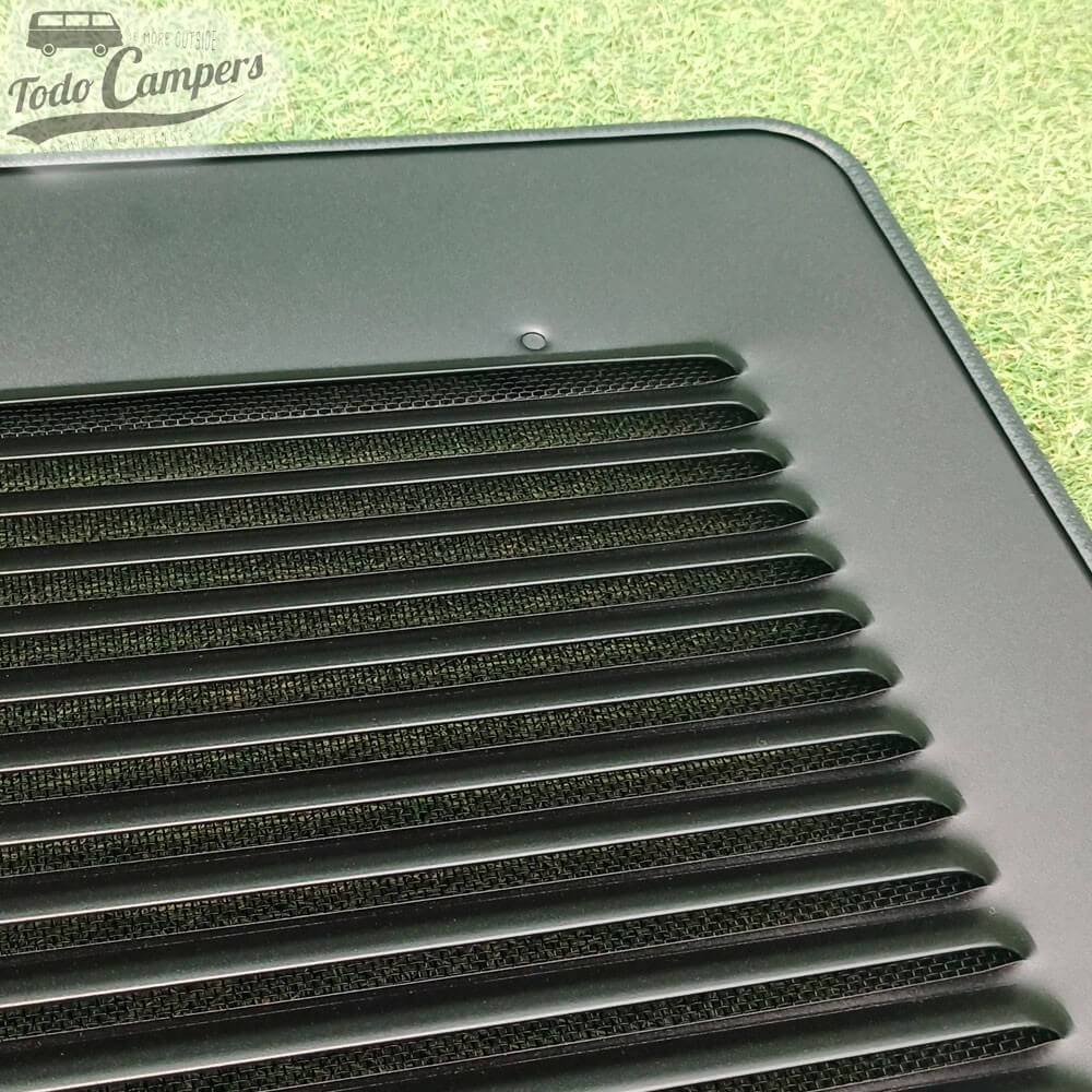 Grelha de ventilação Air Vent para a janela Carbest situada imediatamente atrás do condutor