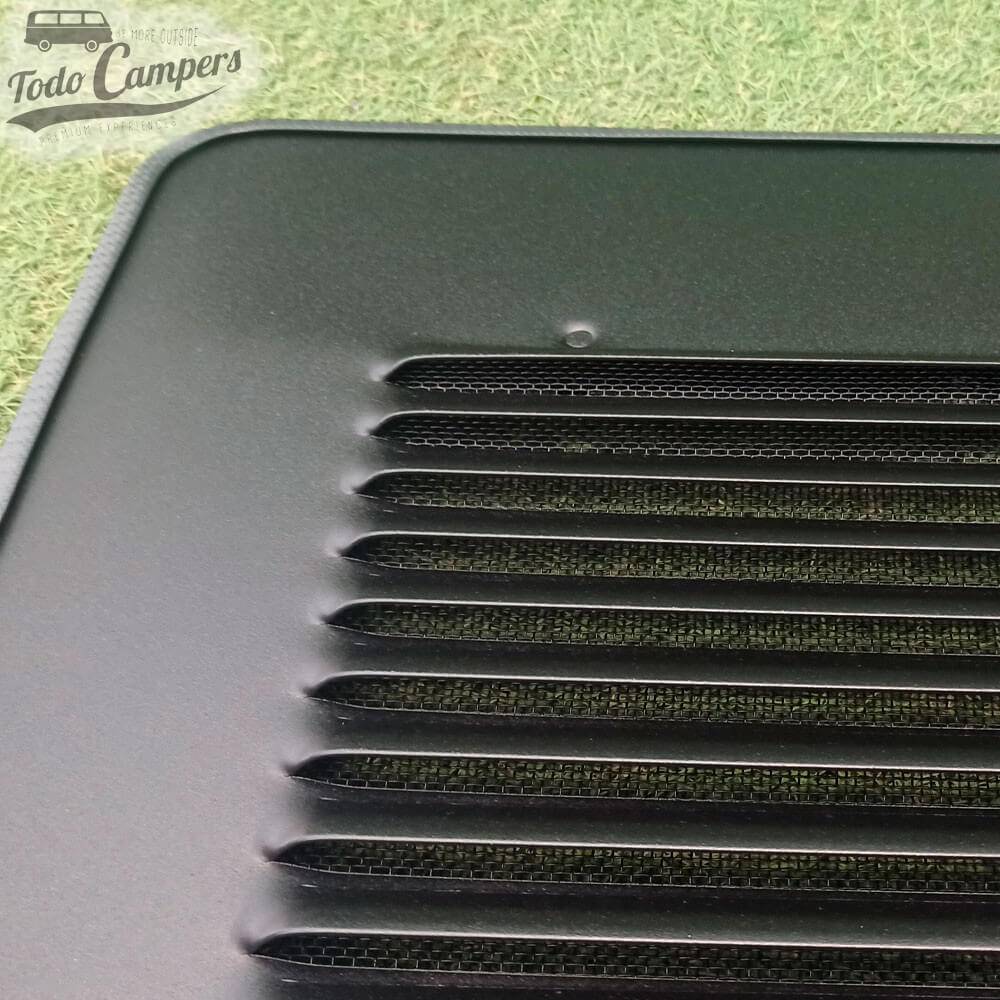 Grelha de ventilação Air Vent para a janela Carbest situada imediatamente atrás do acompanhante