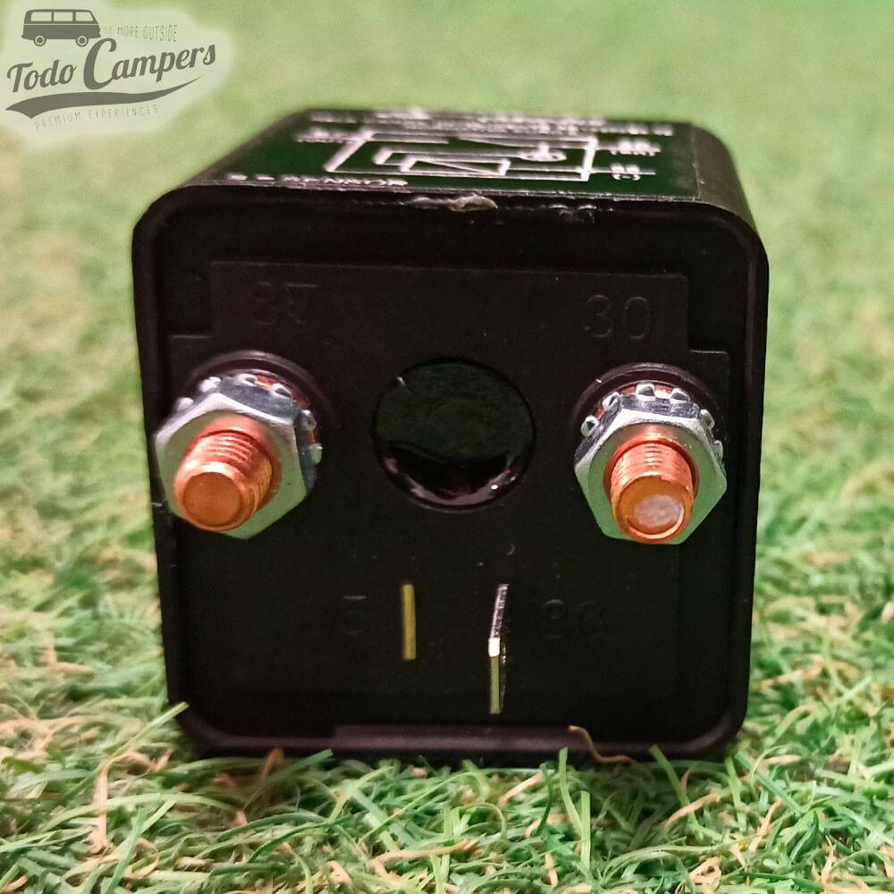 Vista inferior del relé SB12200E6-02 con dos bornes y una patilla