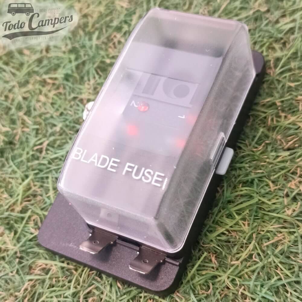 Portafusible con cubierta aislante transparente para evitar el polvo y el agua.