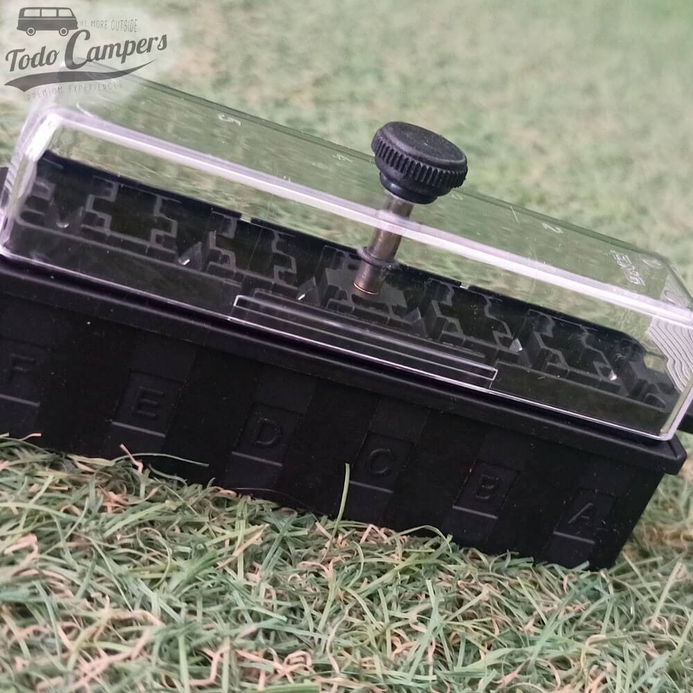 Caja para 6 fusibles para instalación trasera con tapa y tornillo