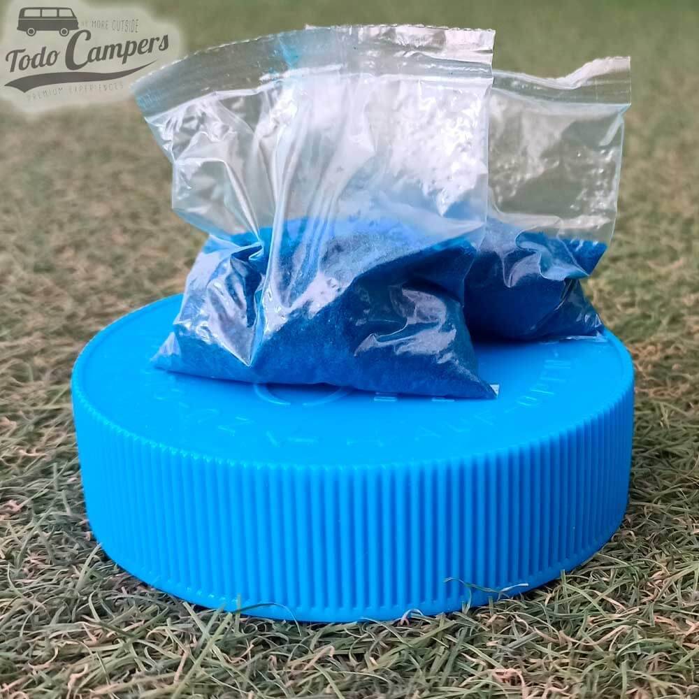 Estes saquinhos são como o conhecido líquido azul, um aditivo para o depósito de águas negras das sanitas químicas.