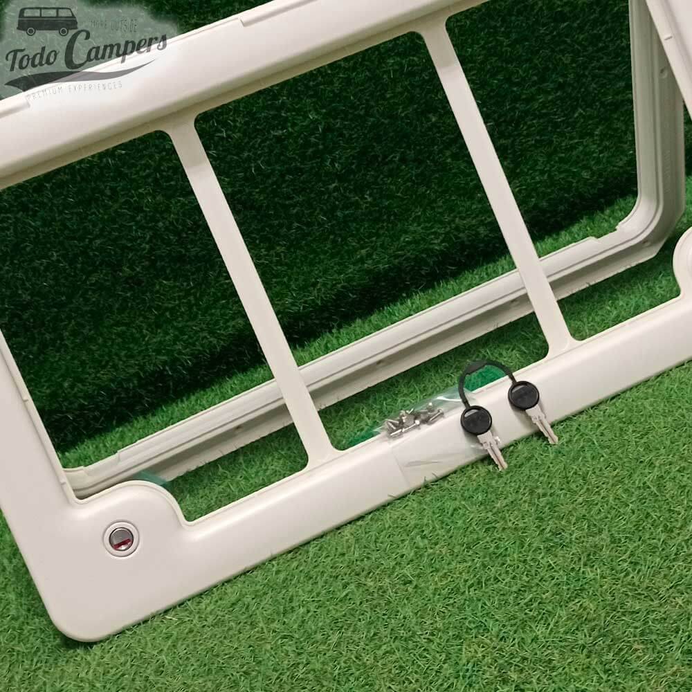 Detalle del marco exterior de la puerta servicio 4 de Thetford