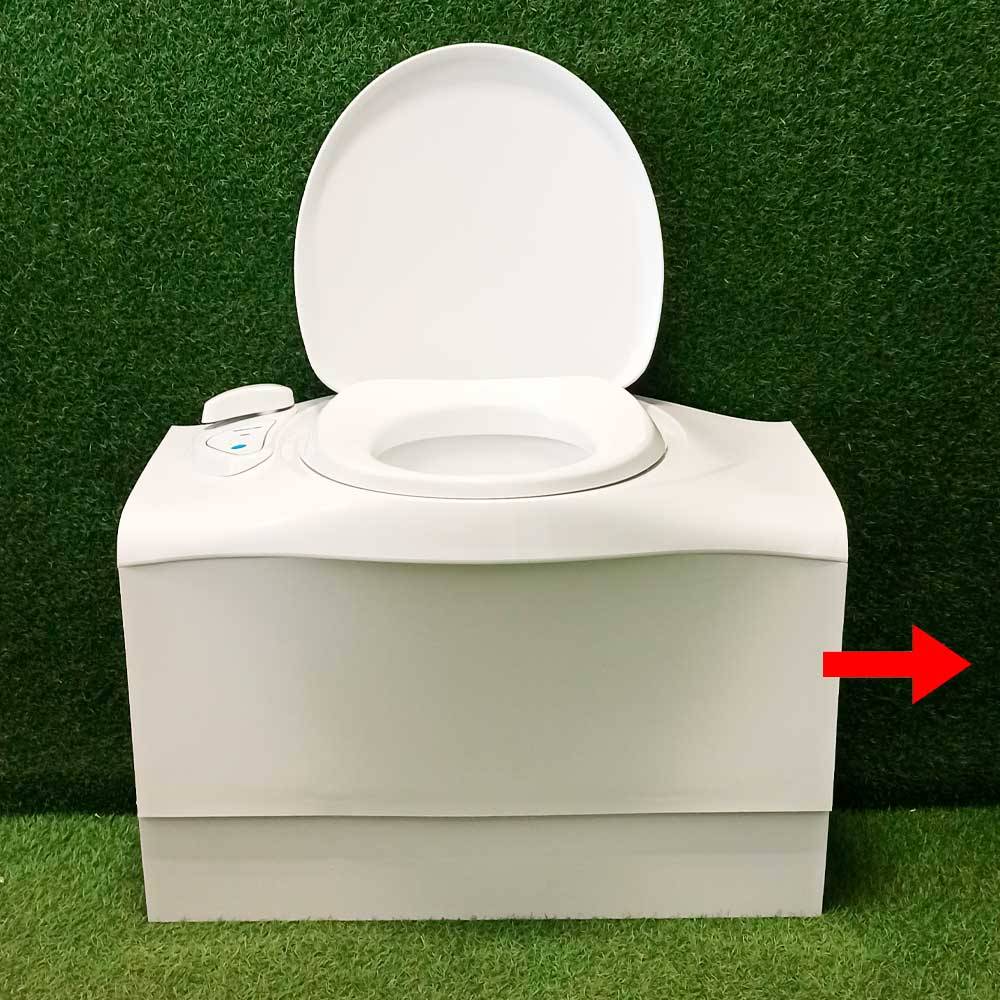 Vista frontal del Thetford C403 con salida a la izquierda