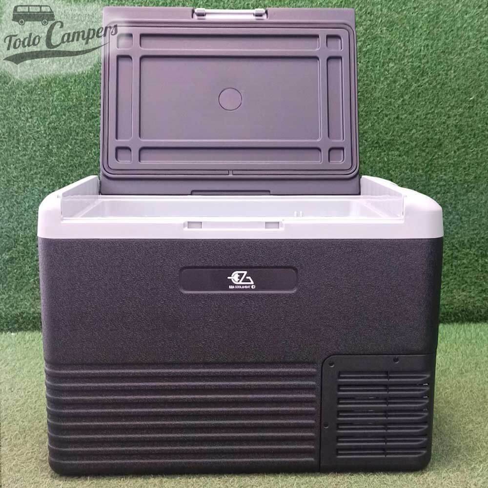 La tapadera de la nevera EZA es intercambiable, tiene una bisagras desmontables que permiten invertir la posición