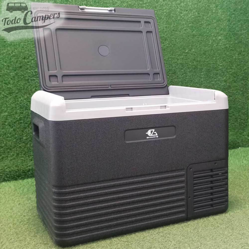 Nevera portátil EZA de 40 litros abierta