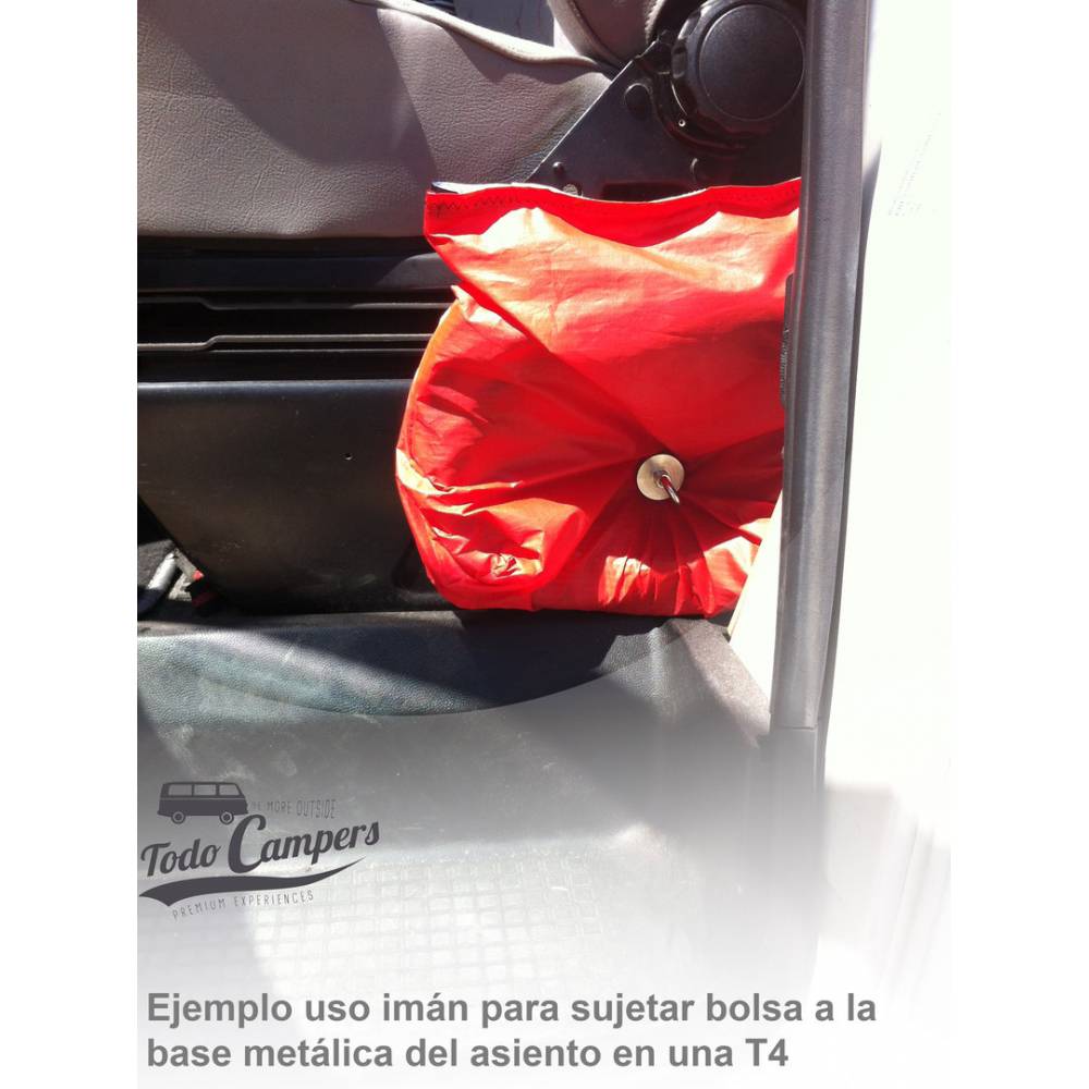 Resultado do íman usado para pendurar uma bolsa