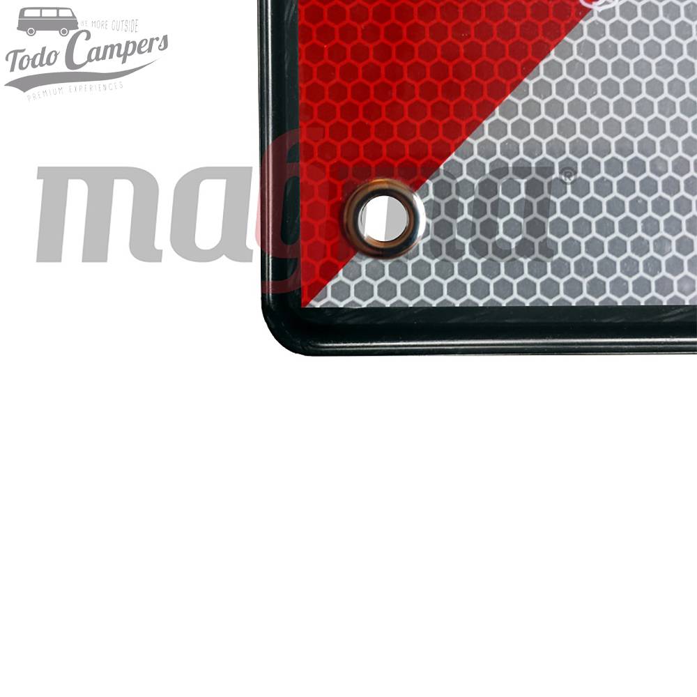 Uso obrigatório com porta-bicicletas. Fabricado em ABS com proteção traseira anti-riscos e olhais de fixação.