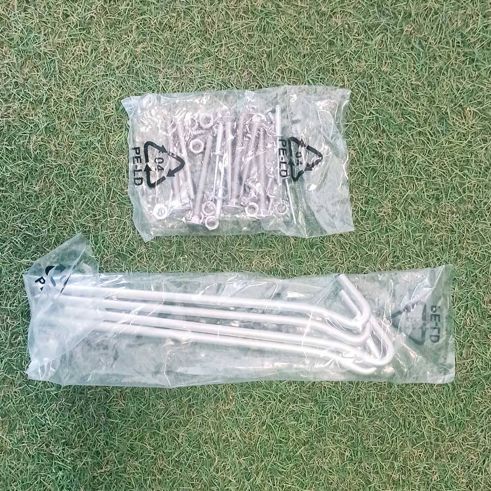 Piquetas y tornillería incluidas.