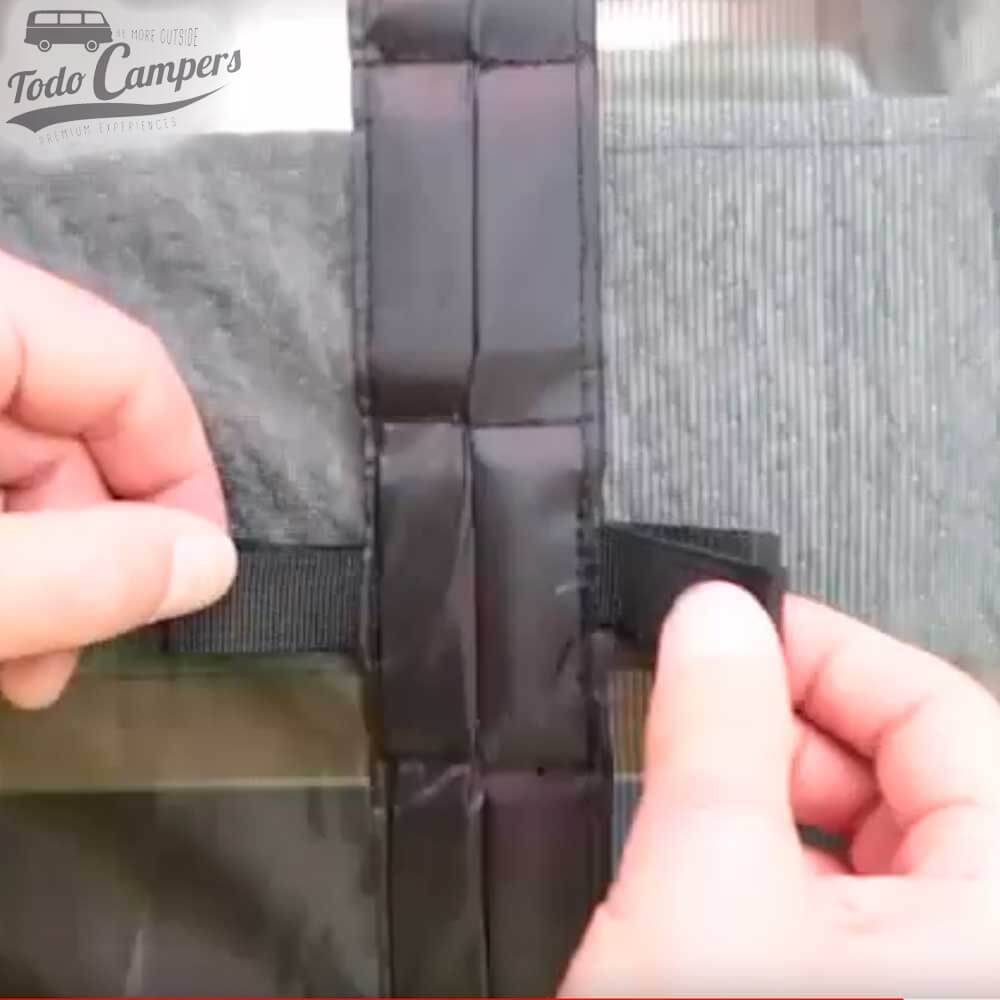 Detalle de cierre con imanes de la mosquitera C2 PolyRear para portón trasero y doble puerta trasera para furgonetas medianas