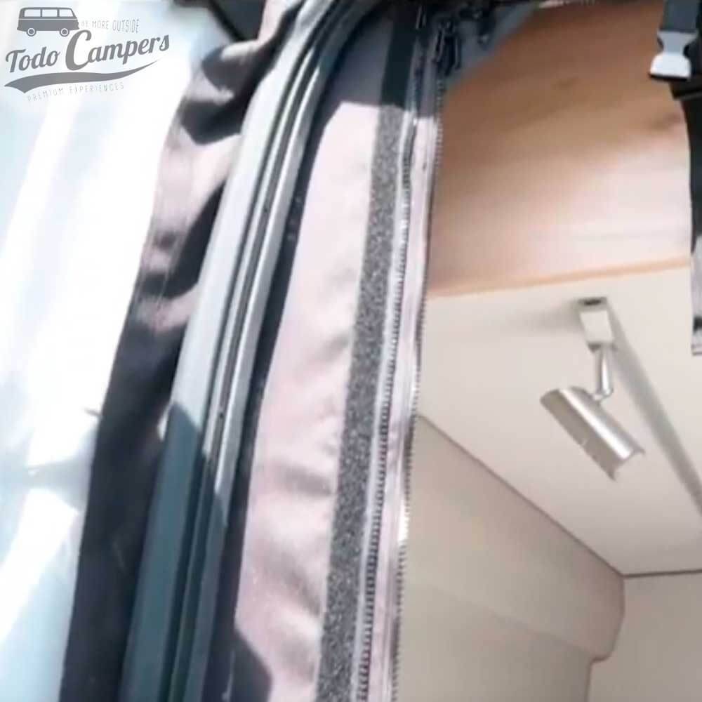 Detalle velcro para la instalación de la mosquitera PolyRear C2 para furgonetas medianas