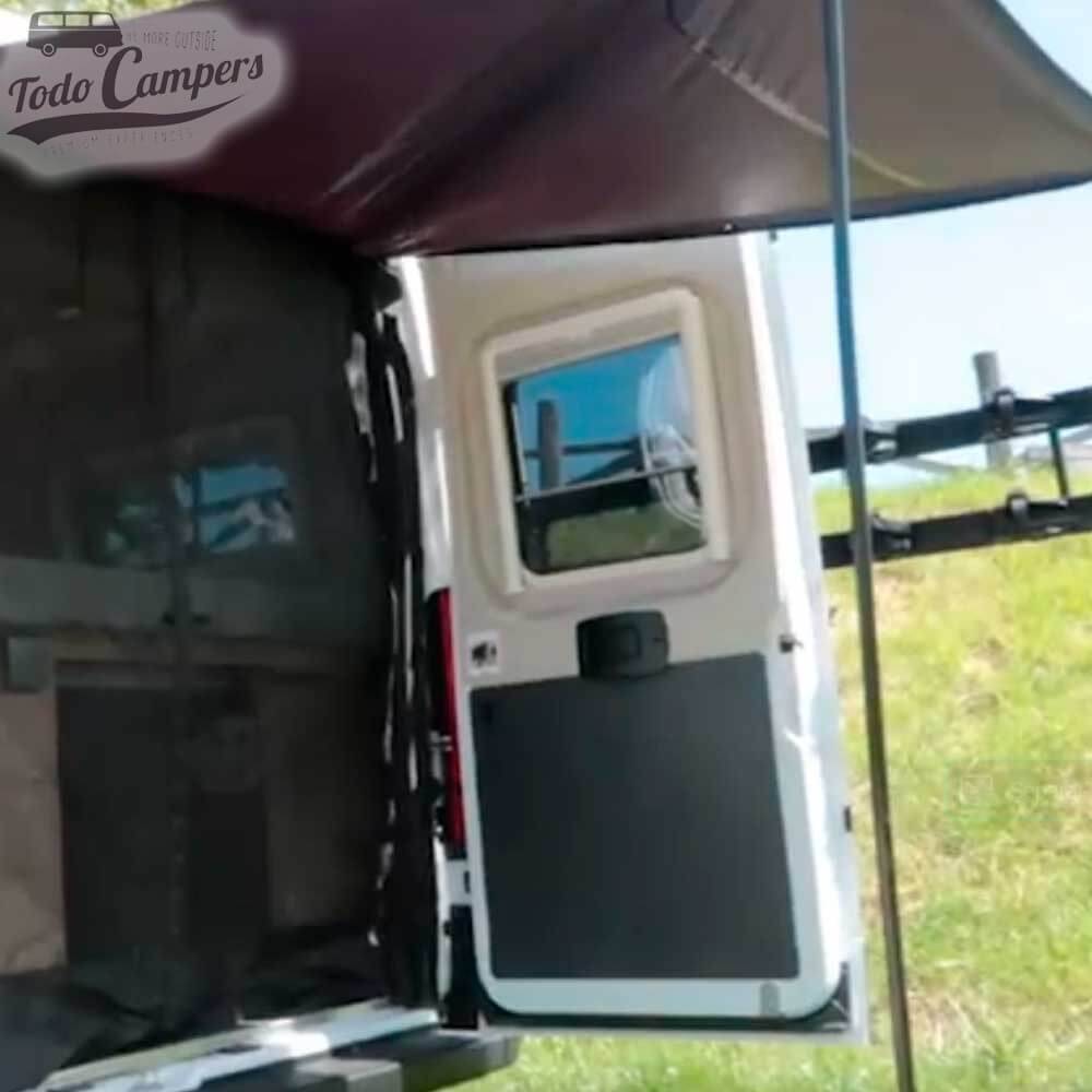 Uso de toldo con el marco de la mosquitera PolyRear C2 para furgonetas medianas
