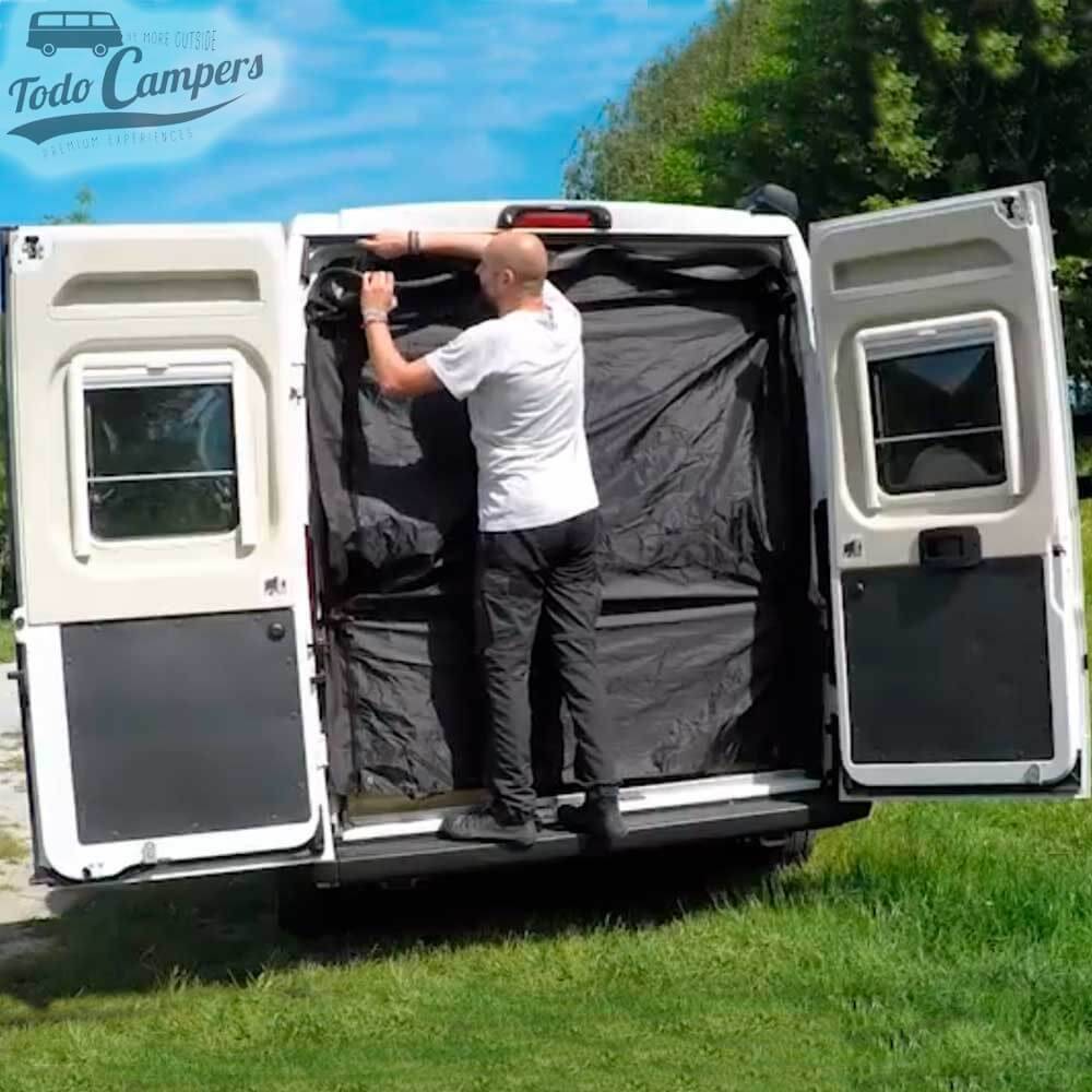 Fácil instalación de la mosquitera Vancabin C3 con imanes para doble puerta trasera de Ducato