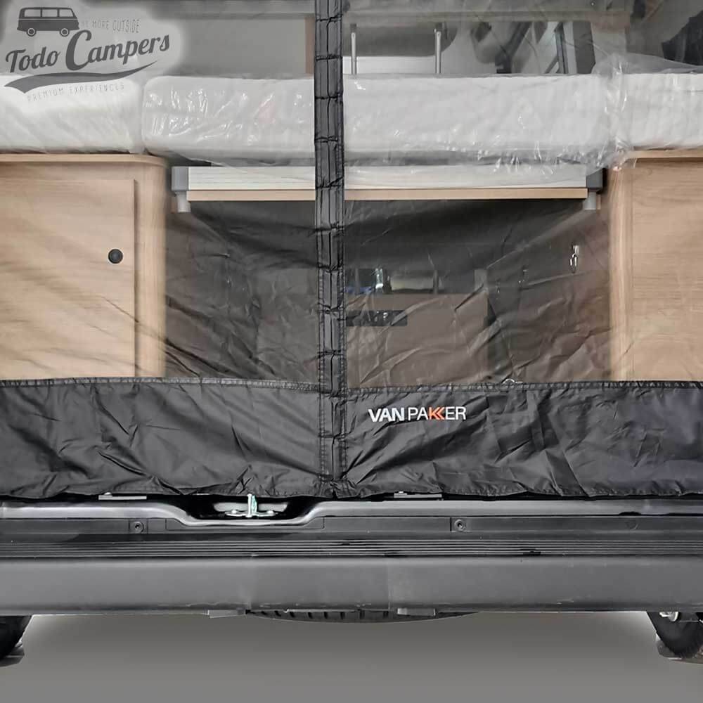 Detalle del cierre de la mosquitera con imanes Vancabin para doble puerta trasera de Ducato