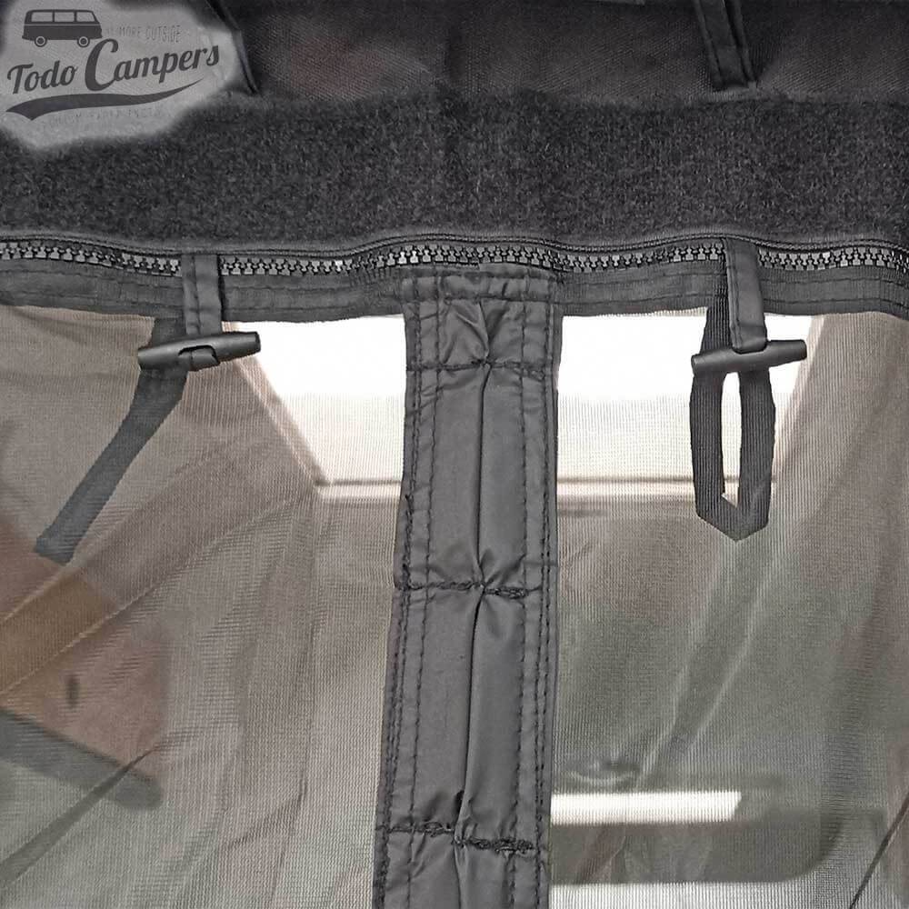 Detalle del cierre con imanes de la mosquiera Vancabin C3 para furgonetas Ducato