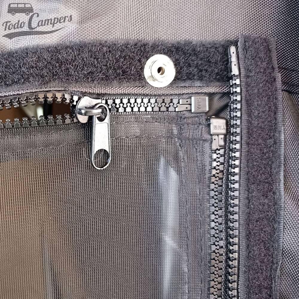 Detalle de la cremallera mosquitera sin la pantalla de privacidad del Vancabin C1-Poly Side