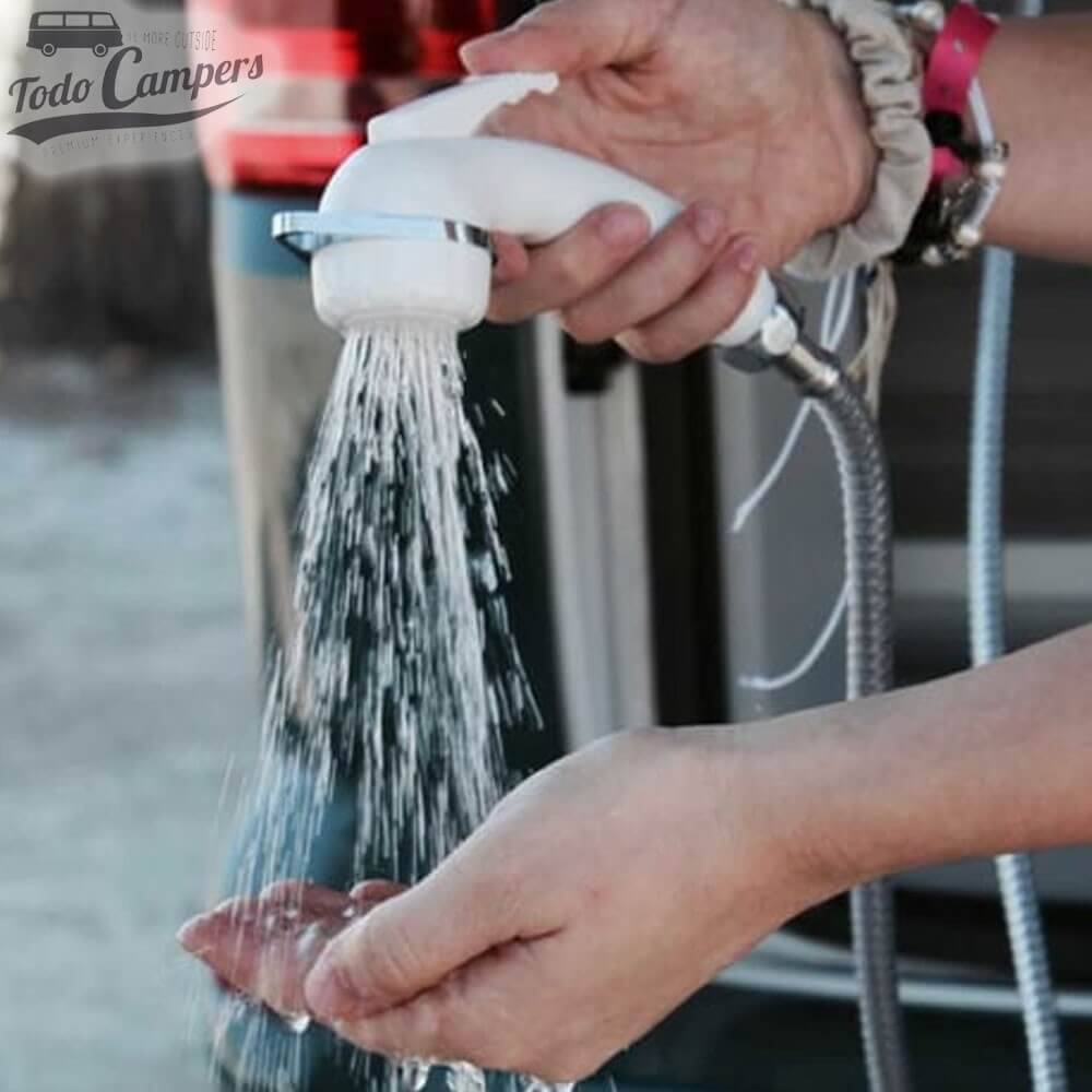 Ducha de mano Charisma conectada a toma RK Reich.