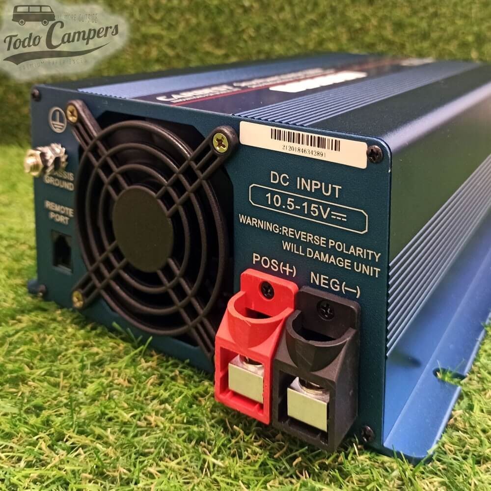 Inversor de 1000W que transforma la corriente de 12 V de la batería a 230 V