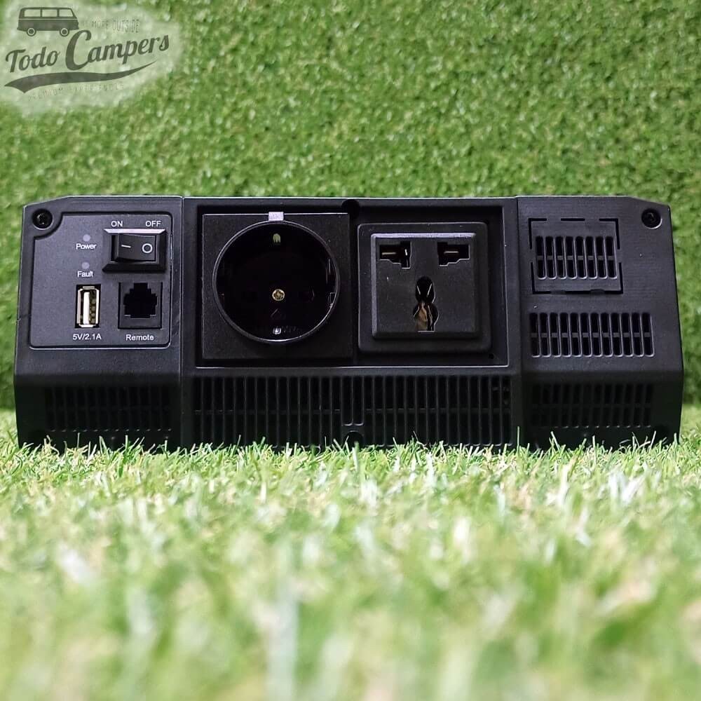 frontal de salidas de corriente USB y 230 V del inversor MC Camping