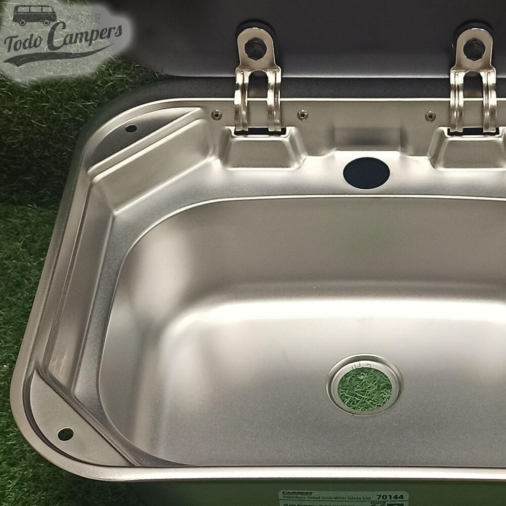 detalle del fregadero Carbest con tapa de cristal