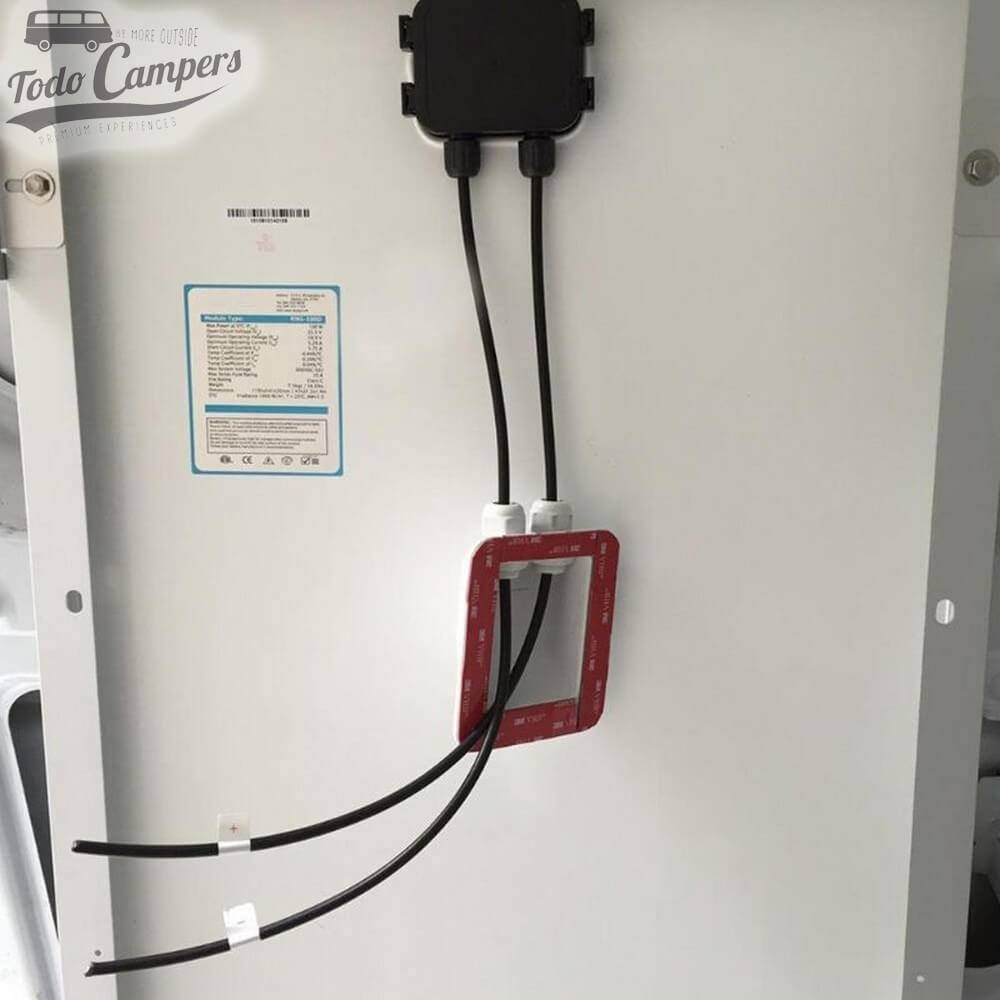 colocación del pasatechos de 2 vías en una placa solar camper