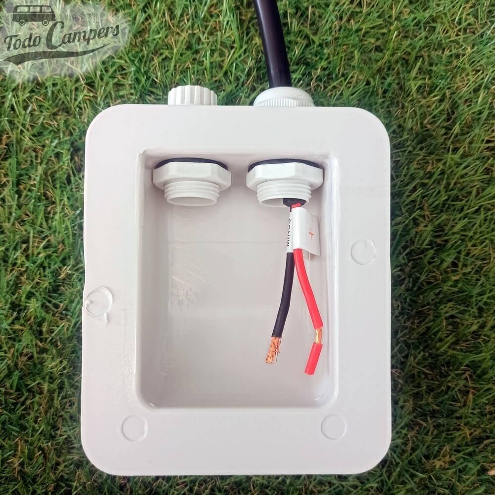 Vista interior do passa-fios retangular para painéis solares