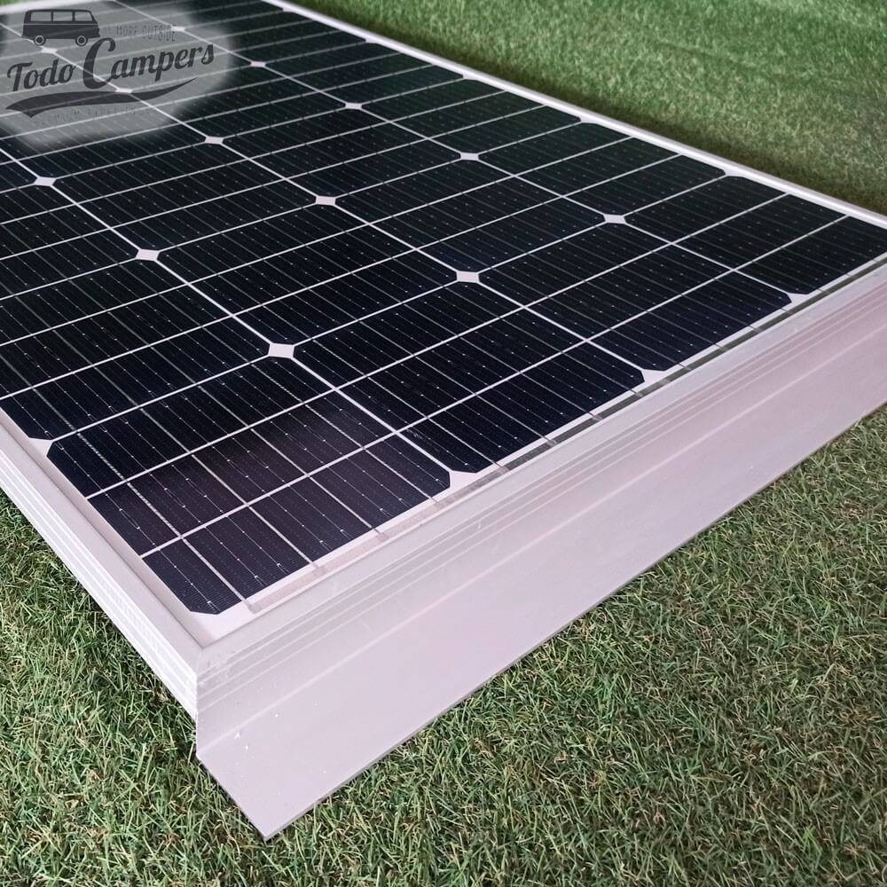 detalhe das células fotovoltaicas do painel solar rígido de 120W