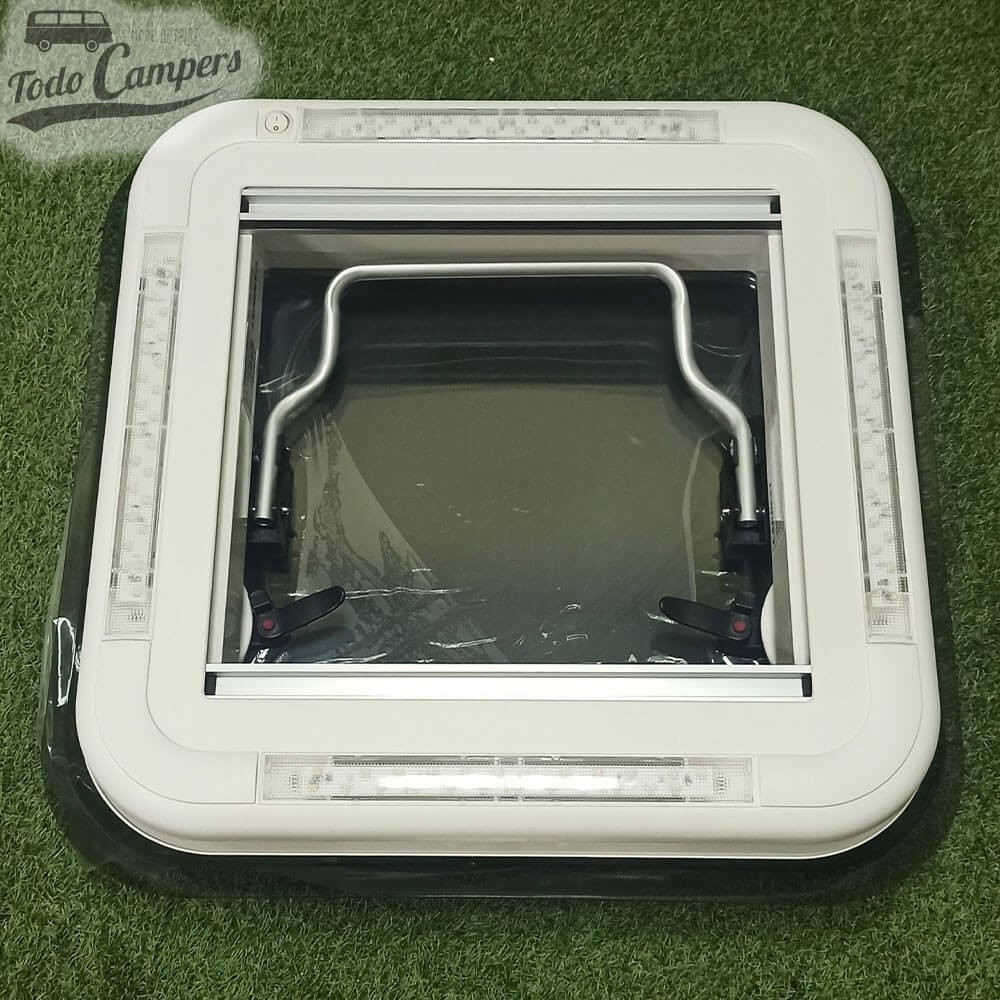 4 luces LED integradas con interruptor ON/OFF.