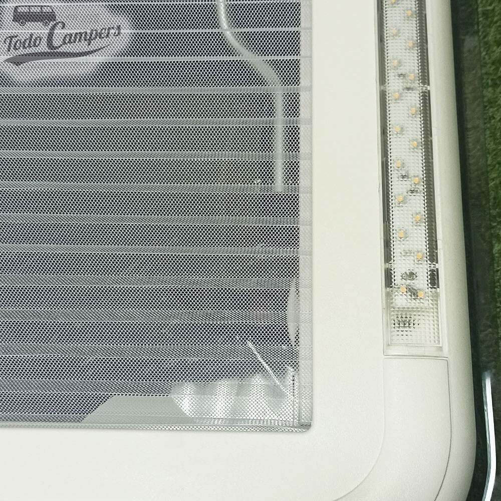 Mosquitera de color blanca en lugar de la tradicional negra.