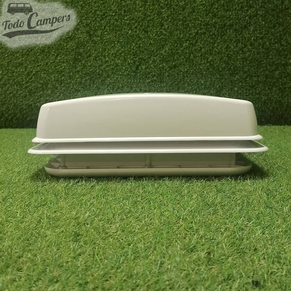 Claraboia Carbest de 28x28 cm sem ventoinha fechada