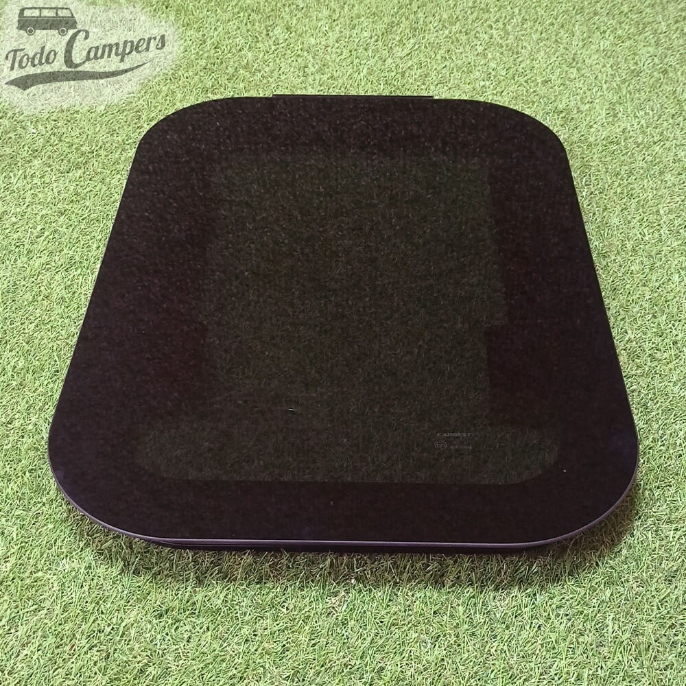 Ventana abatible RW ECO de Carbest con vidrio de seguridad de 3,5 mm y tinte oscuro.