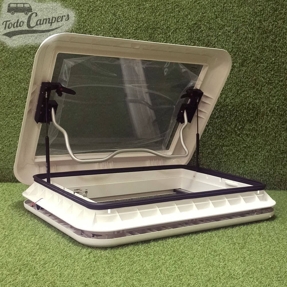 Claraboya Carbest con LED y Skylight con cúpula Blanca / Cristal.