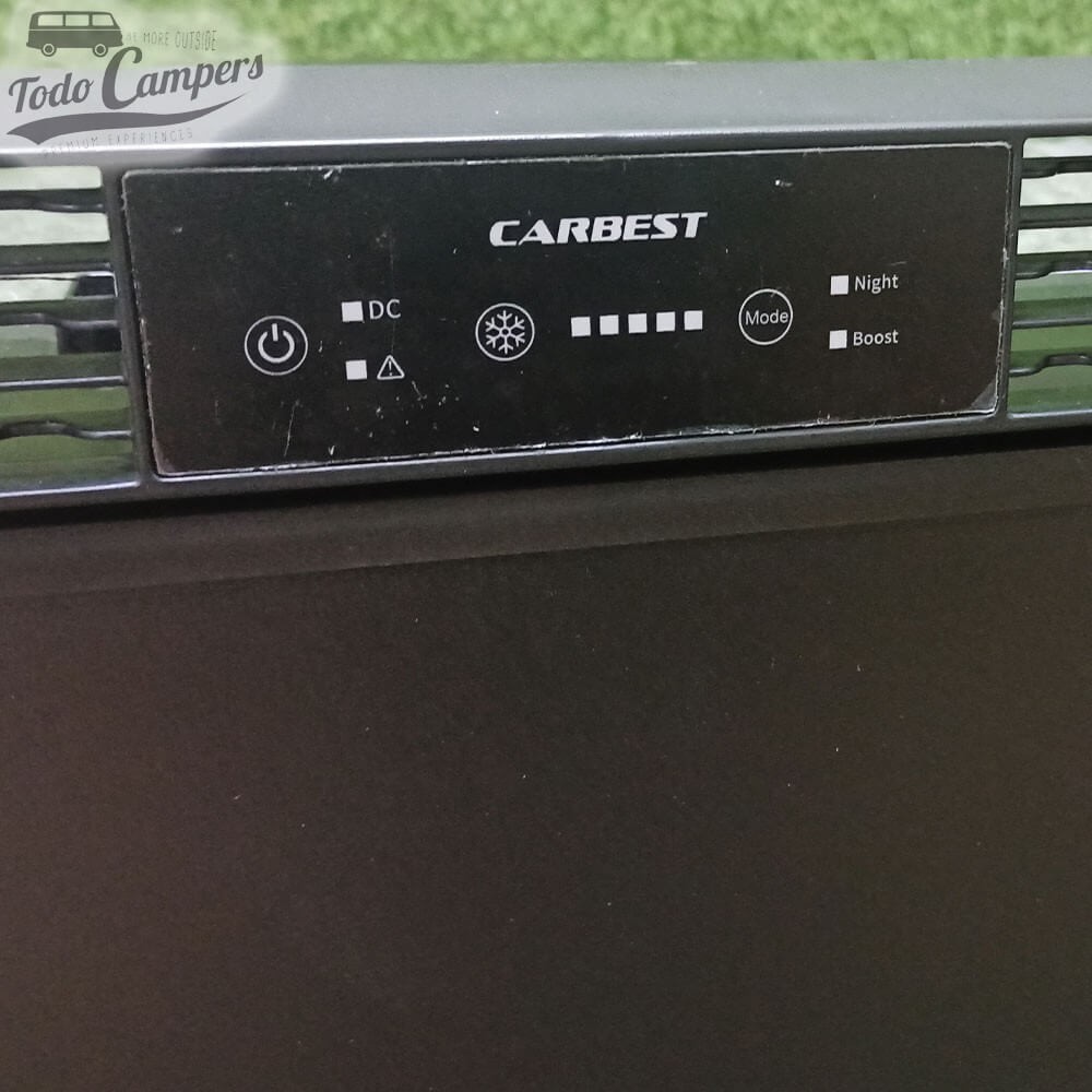 frontal del frigorífico con compresor y congelador V90 de Carbest