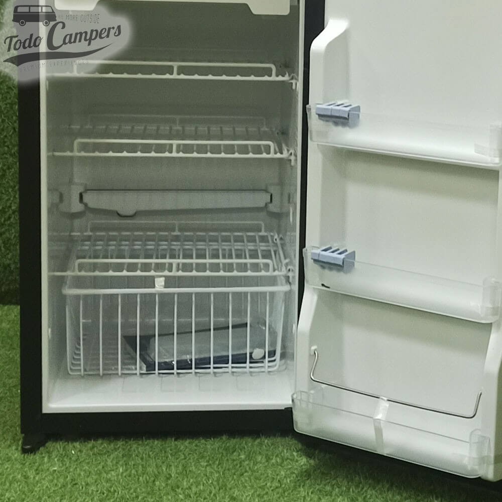 Rejillas y cajón metálico en el interior del Frigorífico con congelador Carbest V90L