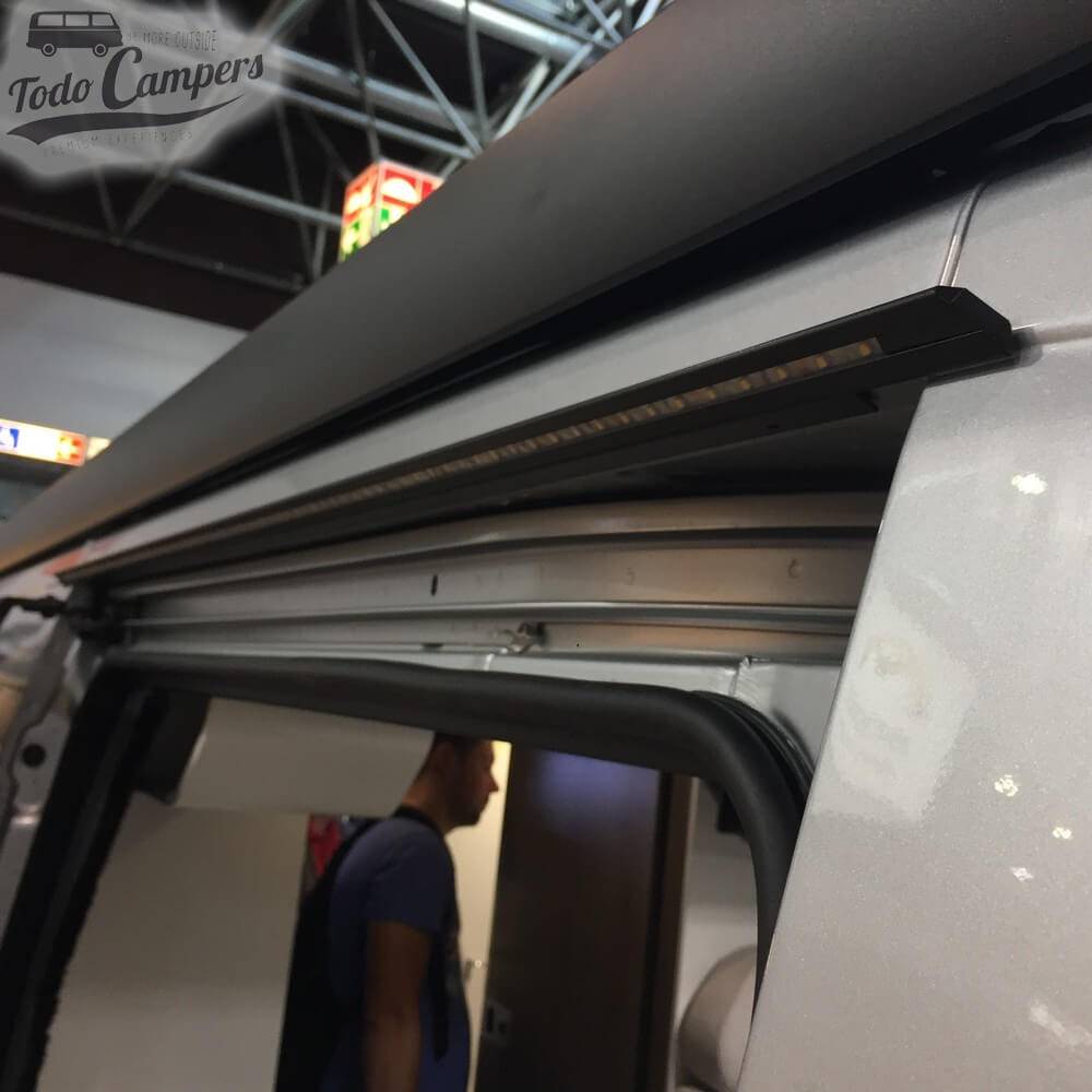 Persepctiva vista desde arriba de Viertaguas iluminadas resistentes al agua de color negro