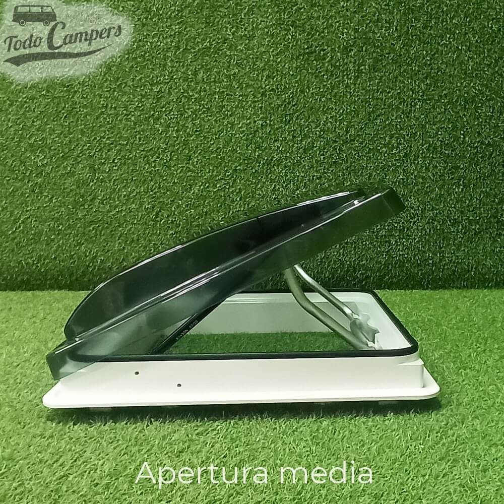 Claraboia Aerodynamic Carbest aberta na posição intermédia