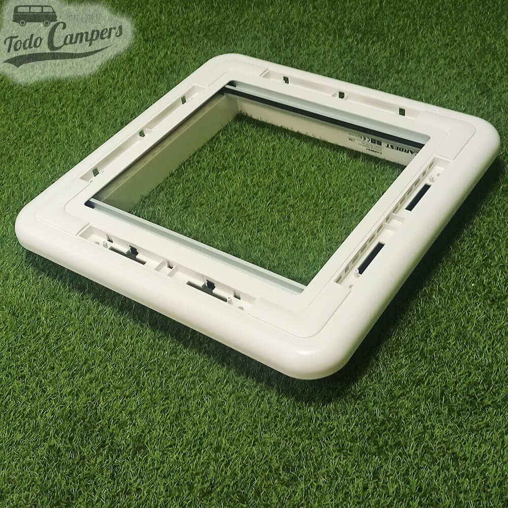 Quadro interno da claraboia Aerodynamic Carbest branca com mosquiteira e estore