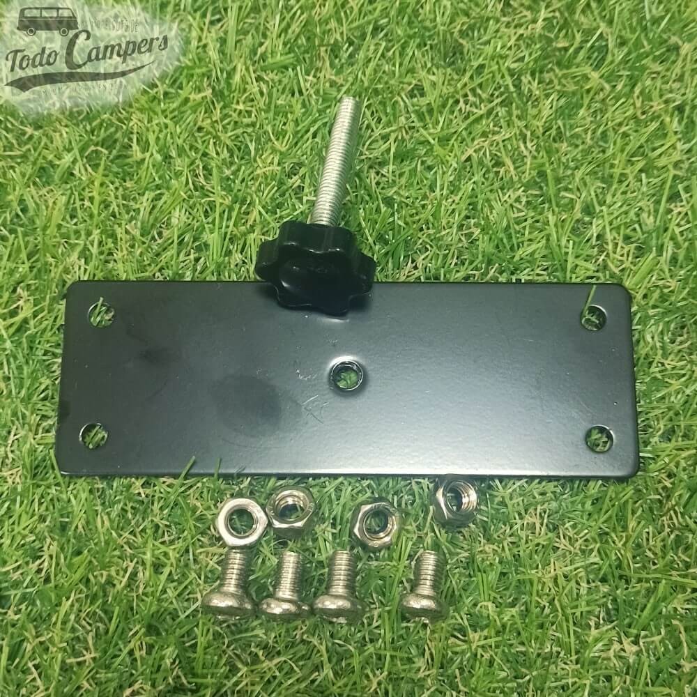 Fijación al suelo incluida en la Estructura negra de mesa - cama regulable en altura