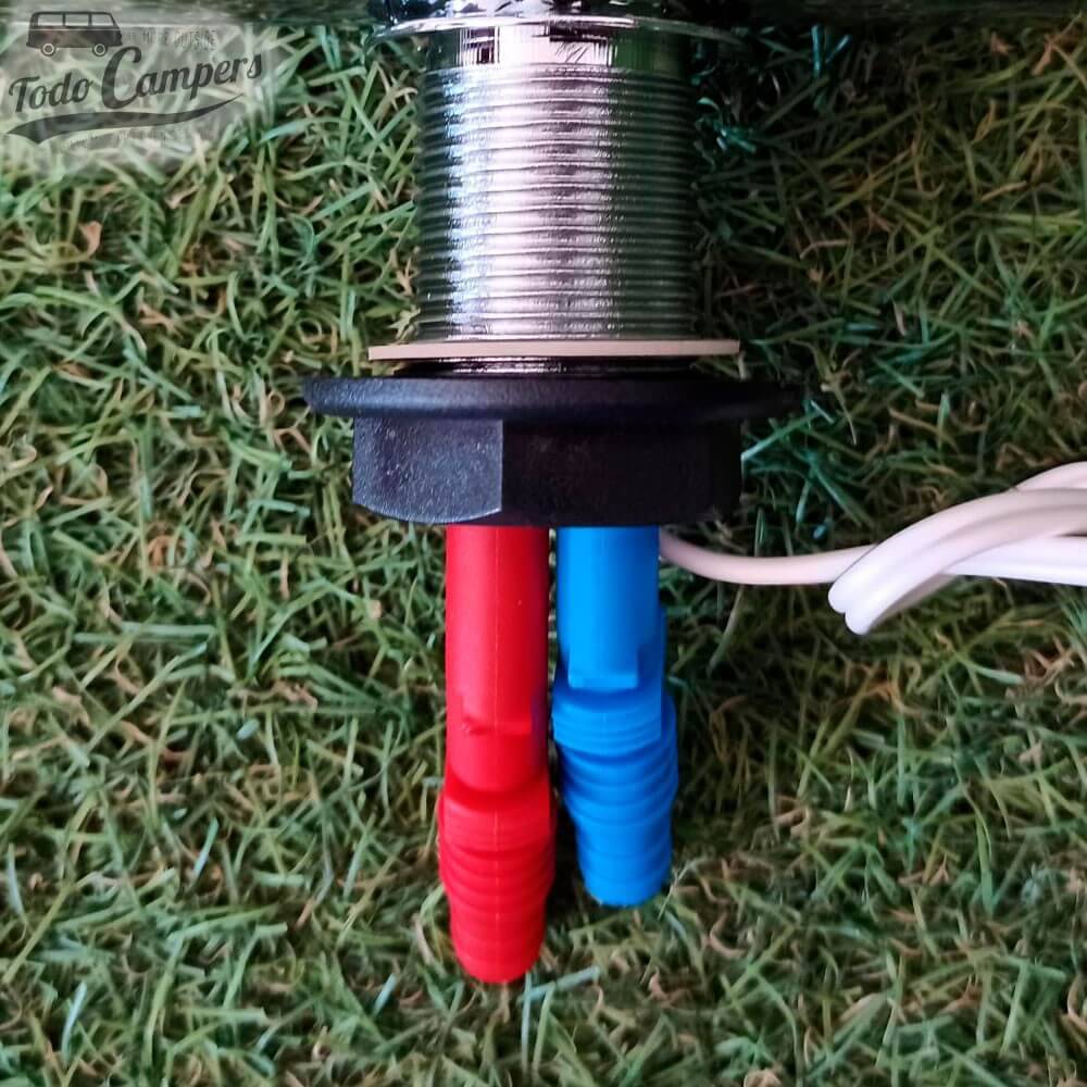 Conexiones de agua fría y caliente del grifo camper Arona