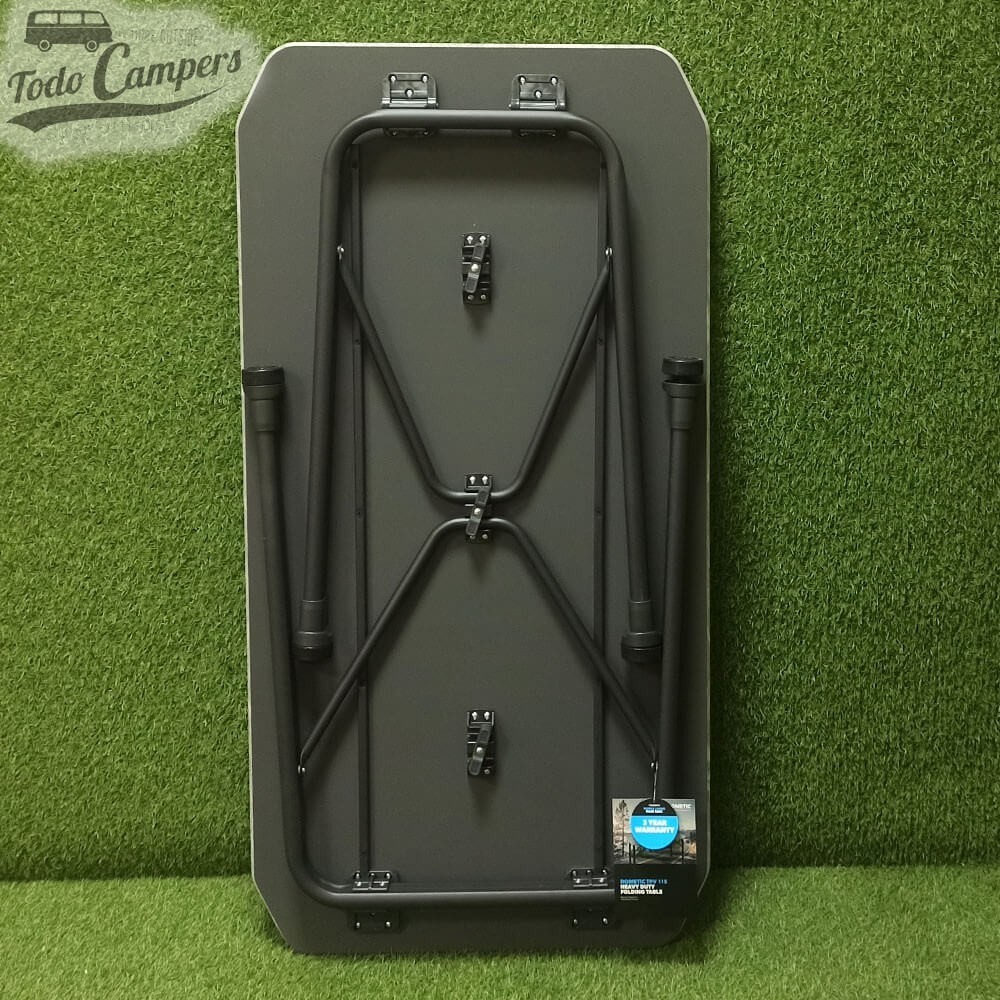 Mesa robusta com pés dobráveis e fechos de segurança