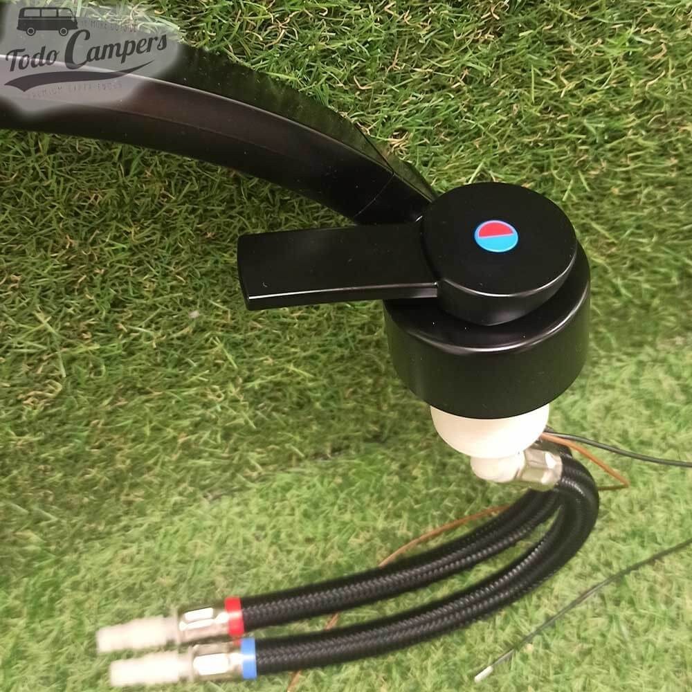 Torneira misturadora de água fria e quente. Cor preto satinado.