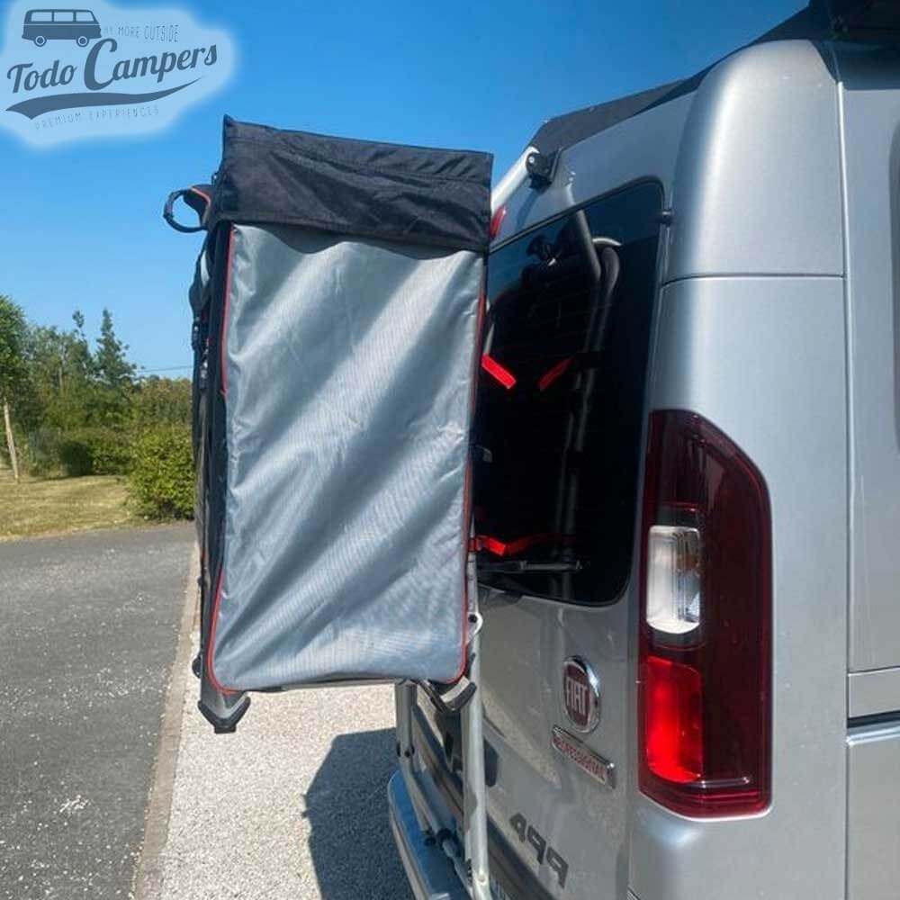 Porta-bagagens fechado com o Fiamma Cargo Back instalado