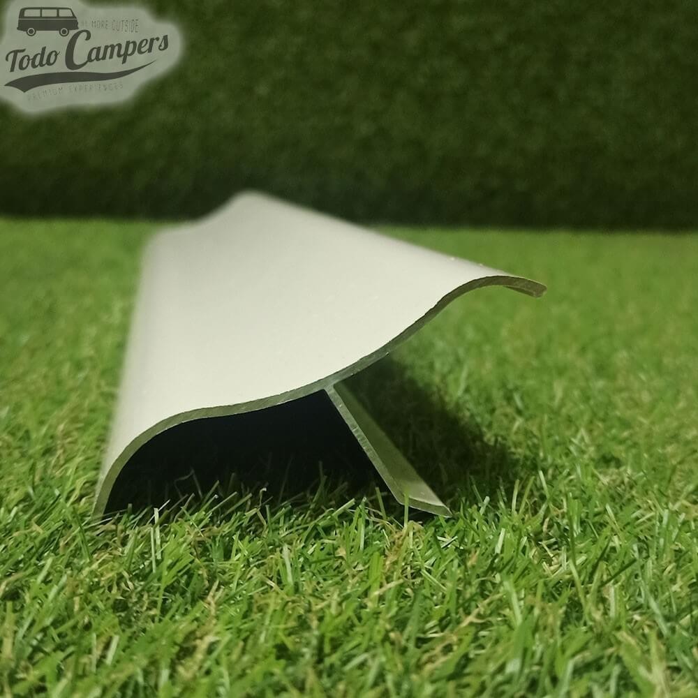 Anclaje con forma de spoiler para placas