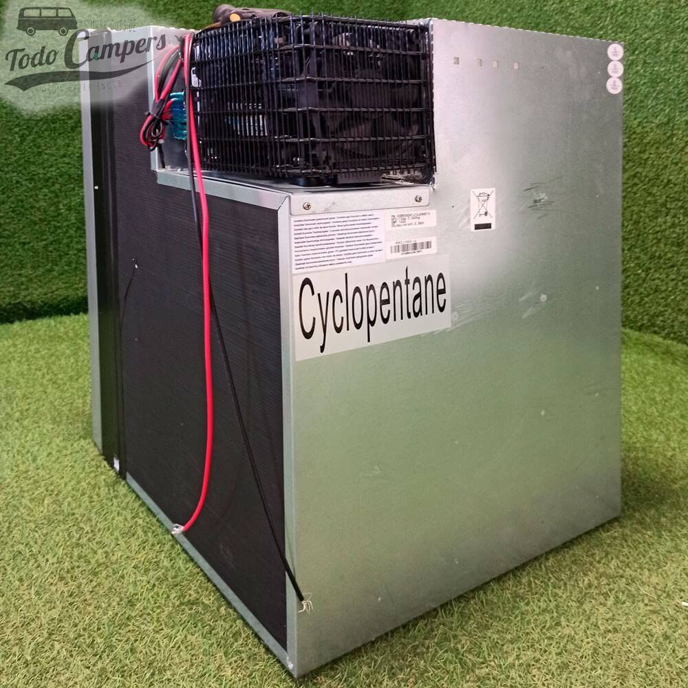 Parte trasera del frigorífico con congelador Webasto de 85 litros de efecto acero inoxidable.