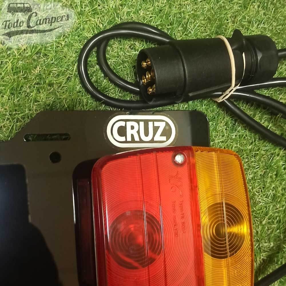 Barra portamatrículas que incluye el grupo de luces reglamentarias.