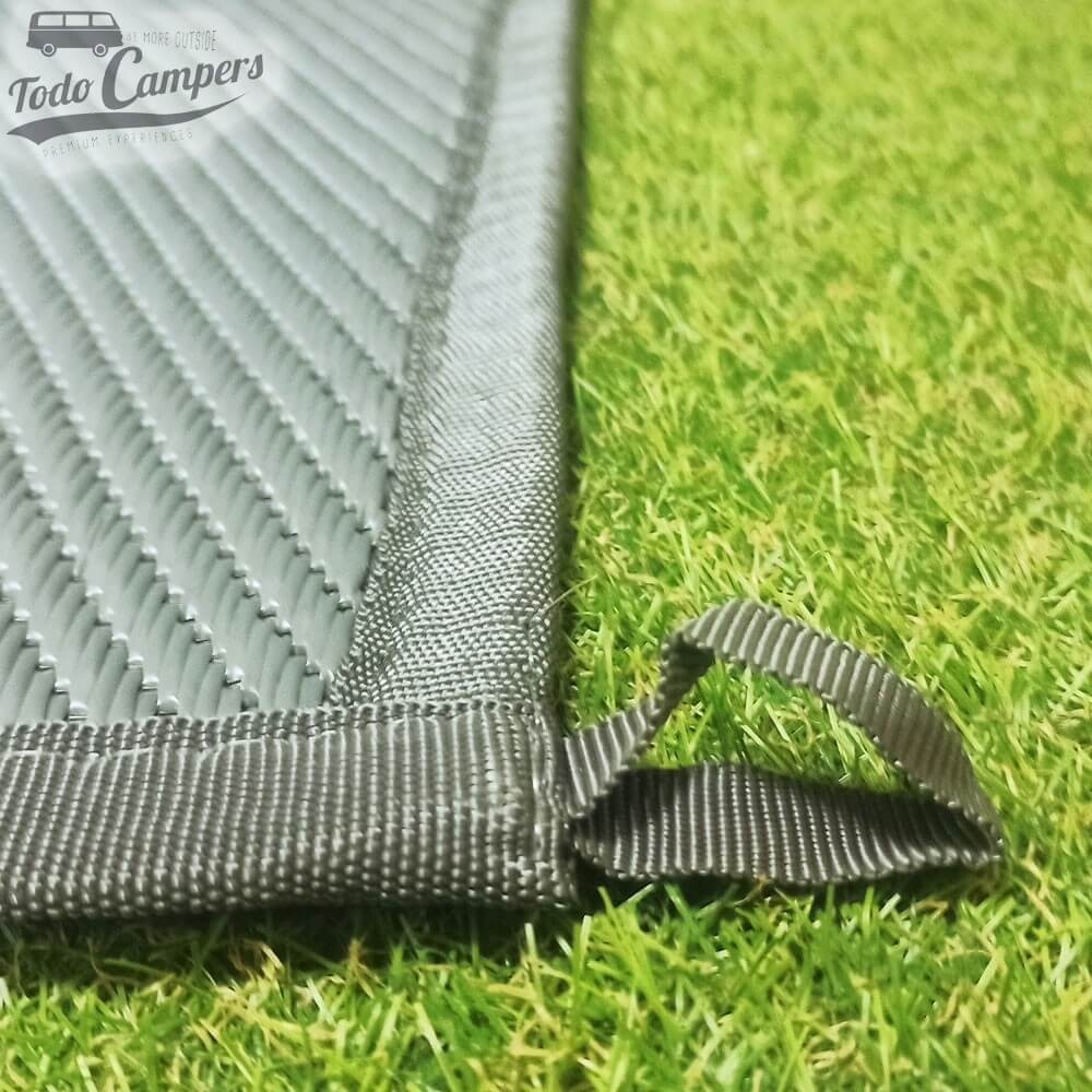 Esquinas preparadas para clavar piquetas en el suelo Fiamma Patio versión Light