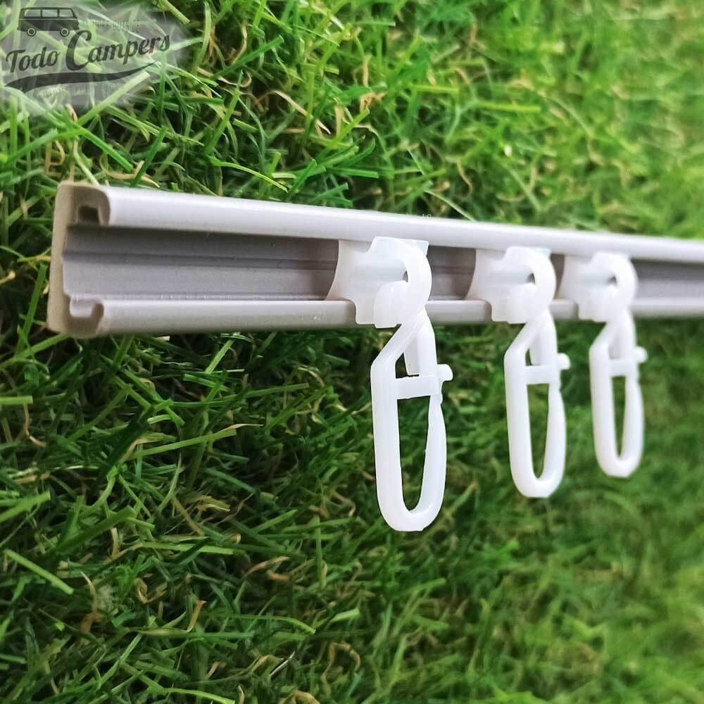 Calha para cortinas colocada na parede