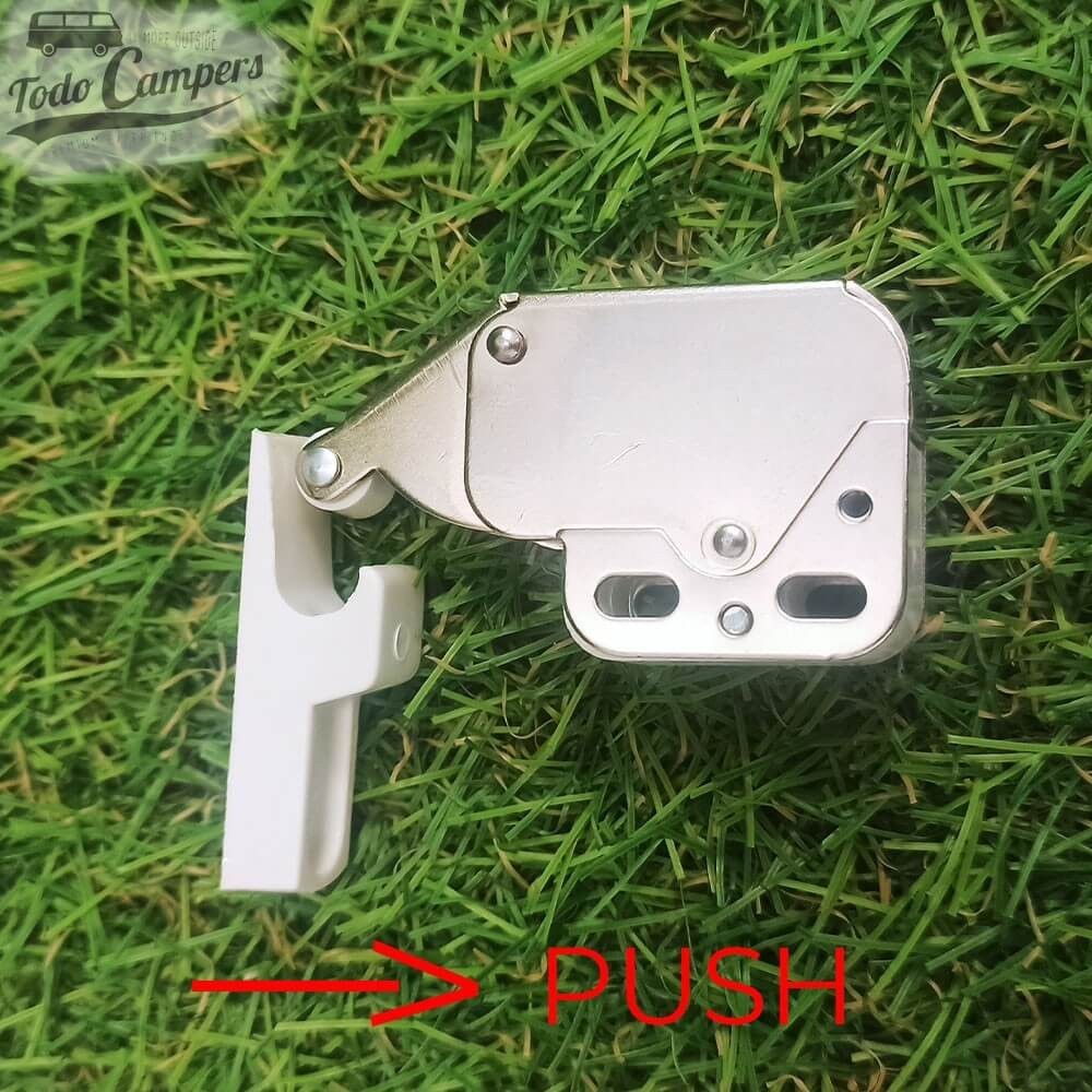 Abre e fecha por pressão (Push to open).